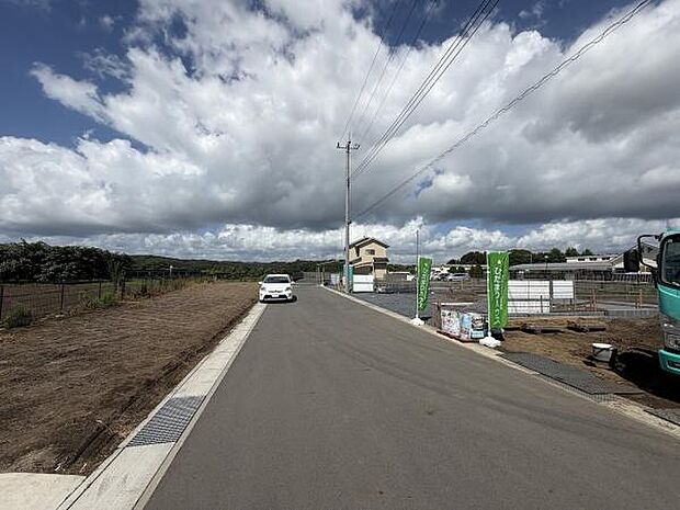 前面道路は幅がしっかり確保されており見通しの良い環境です。周辺は開放感があり空の広がりが印象的です。新しいインフラが整備されている点もポイントです。現地の様子がわかる写真となっています。