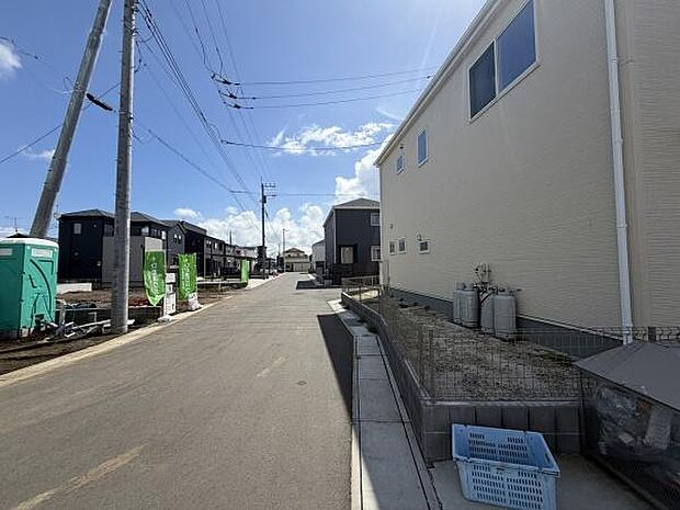 前面道路が広く車の出し入れがしやすい環境です。周辺には新しい住宅が立ち並び開放感があります。現地写真から日当たりの良さが伝わります。道路沿いは整備されており歩行にも配慮されています。