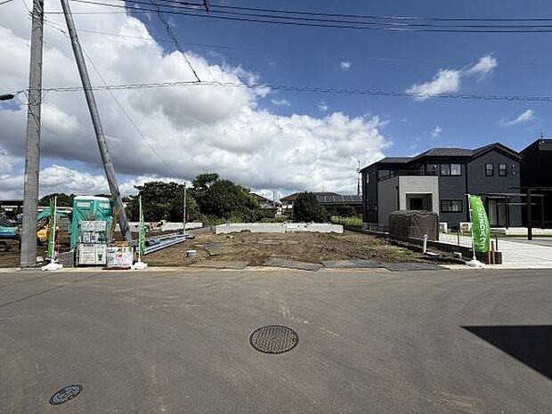 前面道路が広く車の出入りがしやすい区画です。周囲は新しい住宅が建ち並ぶエリアとなっています。陽当たりも良好で快適な空間が期待できます。整形地で使いやすい形状です。