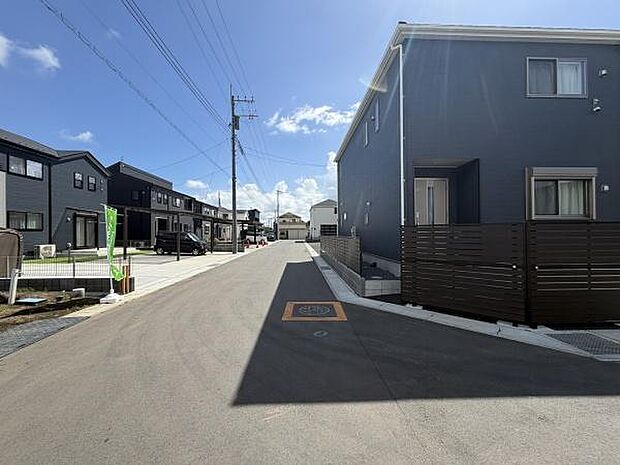 周辺には同じようなデザインの住宅が並び整然とした街並みが広がっています。前面道路は幅が広く車の出し入れもスムーズです。日当たりのよさが感じられ落ち着いた雰囲気が漂います。