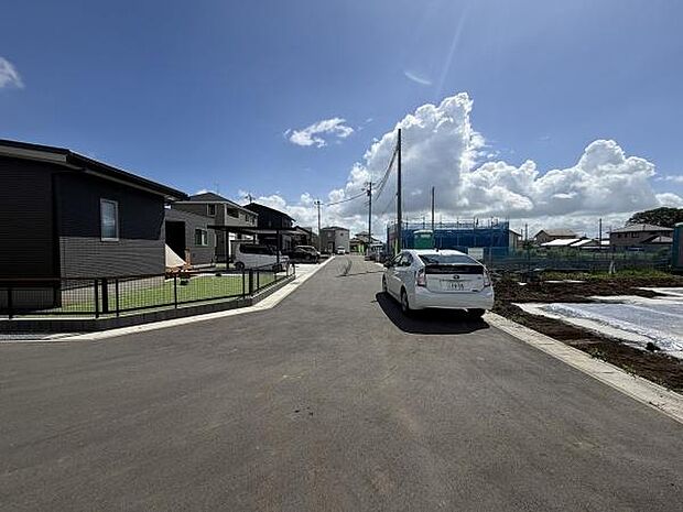 幅の広い前面道路で見通しの良さが印象的です。周辺には新しい住宅が並び開放感があります。天候の良い日には青空が広がり現地の雰囲気を感じやすい環境です。
