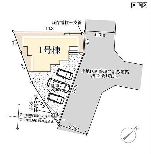 駐車スペースが広めに設計されており使い勝手が考慮されています。土地形状は個性的で隣地との距離感も確保されています。
