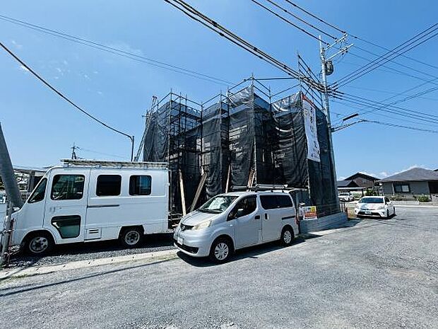 現在建築中の物件の様子を撮影しました。足場がしっかりと設置されており工事が着実に進行しています。現地には複数台の車が駐車できるスペースがあります。周囲は開放感のある環境です。
