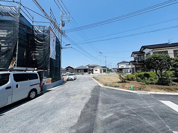 前面道路は幅があり車の出入りもしやすい環境です。現地は閑静な住宅街に位置し周囲も整っています。道路の舗装も丁寧に施されており安心感があります。建築中の物件も確認できこれからの街並みが楽しみな場所です。