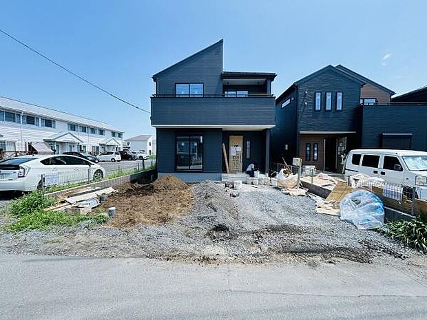 駐車場スペースがしっかり確保されており複数台の車を停めることができます。敷地内に車を置けるため日常の利便性が高まります。前面道路もゆとりがあり車の出入りがしやすい点が特徴です。
