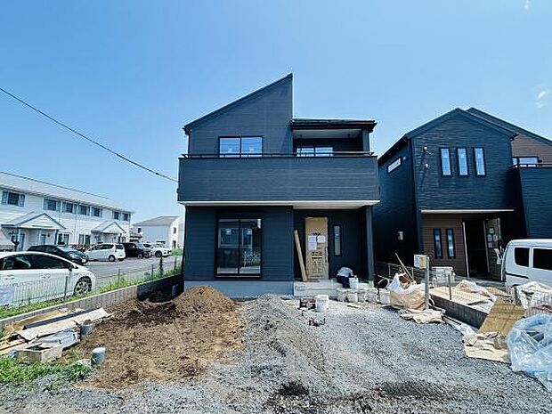 シンプルでモダンな外観が特徴の建物です。バルコニーのあるデザインが目を引きます。周辺には住宅が建ち並び開放感のある前面スペースが確保されています。落ち着いた色合いが魅力です。