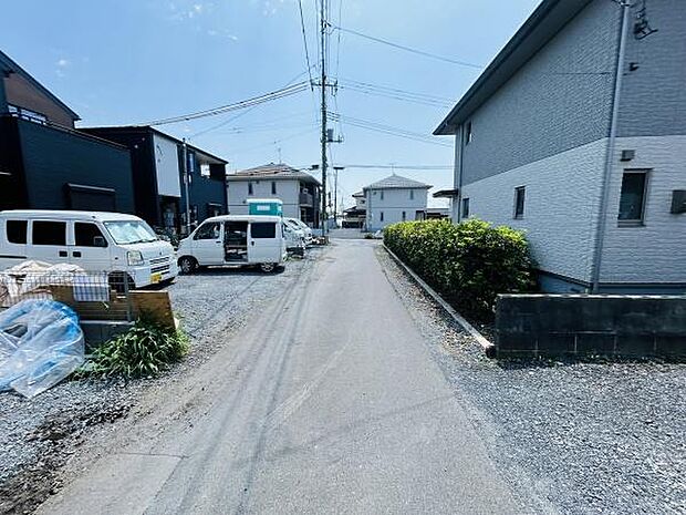 前面道路が敷地までしっかり続いている現地写真です。周囲には新しい住宅が立ち並び落ち着いた雰囲気が特徴です。車の出入りもできる広さが確保されています。敷地周辺も整然としています。