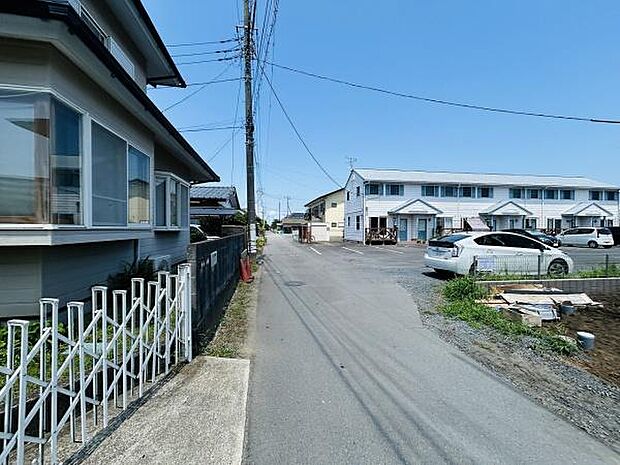前面道路は十分な幅があり車の出入りもスムーズに行えます。周辺には住宅が並び落ち着いた印象です。舗装された道路で住宅地へのアクセスがしやすい環境です。電柱や配線も整理されており視界も良好です。