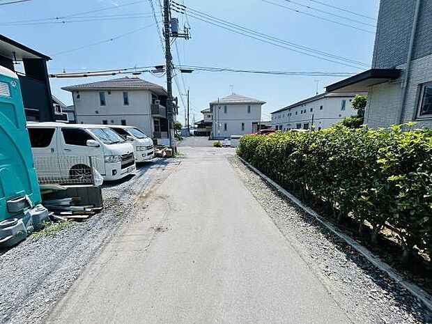 現地の前面道路は見通しの良い直線道路になっております。周辺には住宅が並び落ち着いた雰囲気が感じられます。駐車スペースも確保されており車の出入りもスムーズです。道路幅にもゆとりがあり日当たりも良好です。