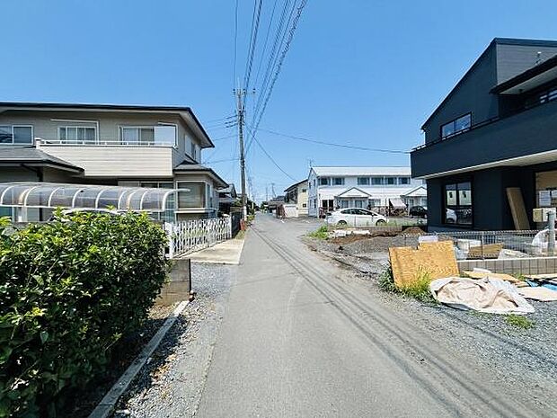 空が広く開放感のある前面道路は周辺に新しい建物も点在し明るい雰囲気が感じられます。道路幅も十分に確保されており歩道も整備されています。住宅が立ち並ぶ静かなエリアで車の出入りもスムーズに行えます。