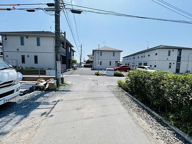 前面道路はしっかりと舗装されており住宅街の落ち着いた雰囲気が感じられます。周辺には複数の戸建て住宅が立ち並び整理された街並みです。道路幅も十分で車の出入りもしやすい環境です。