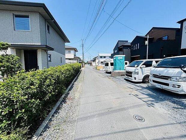 前面道路がしっかり整備されており車の出入りもスムーズに行えます。周囲は落ち着いた住宅街で安心感があります。建物が整然と並び街並みに統一感があります。通りには緑もあり日当たりも良好です。