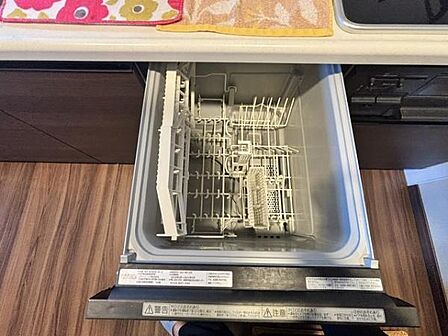 キッチンにビルトインタイプの食器洗浄機が設置されています。お手入れがしやすく使い勝手にも配慮された設計です。調理スペースも確保されており日々の家事も効率よく進みます。