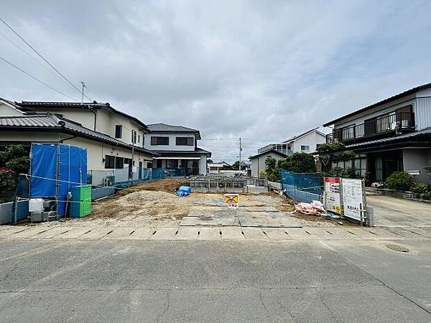 前面道路含む現地写真です。見通しの良い道路に面しており周辺には落ち着いた住宅が並んでいます。敷地前のスペースも広めで車の出入りもスムーズにできます。現地の様子が一目で確認できる写真です。