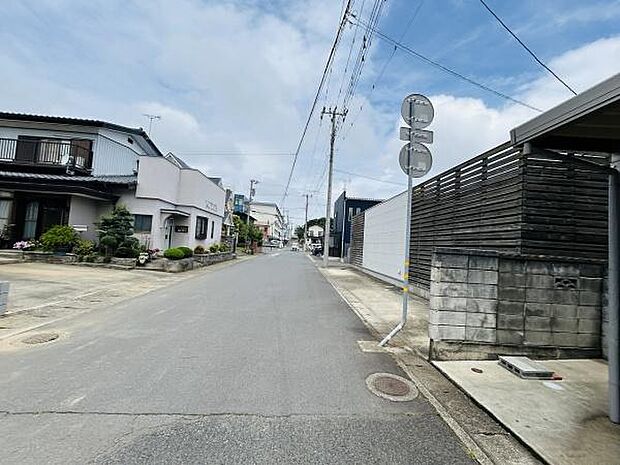 前面道路含む現地写真です。道路幅がしっかりと確保されており車の出入りもスムーズにできます。周辺の住宅街も落ち着いた雰囲気です。空の広がりを感じられるロケーションです。