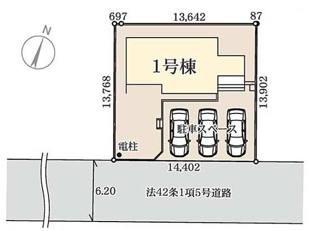 全体の敷地形状がわかりやすく道路幅や駐車スペースの配置も明示されています。敷地内に電柱が設置されている点も確認できます。建物と駐車場の配置関係が視覚的に把握しやすい区画図です。