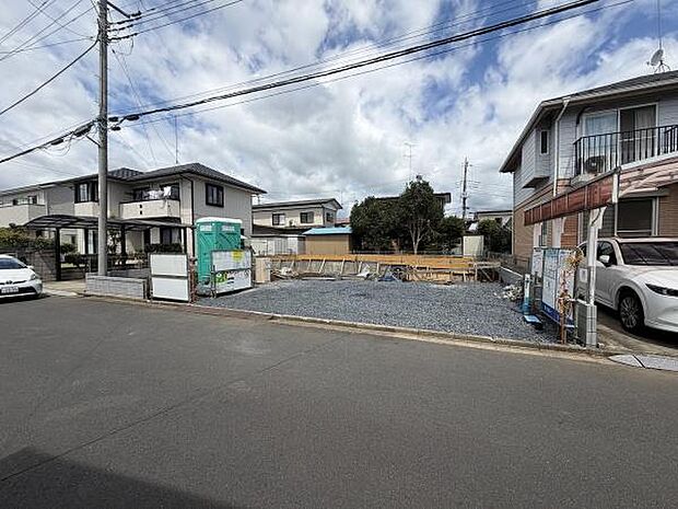 閑静な住宅街に位置する土地写真です。周辺には戸建て住宅が立ち並び落ち着いた環境が広がっています。道路へのアクセスもスムーズで車の出入りも快適に行えます。整地された敷地は使い方の幅が広がります。