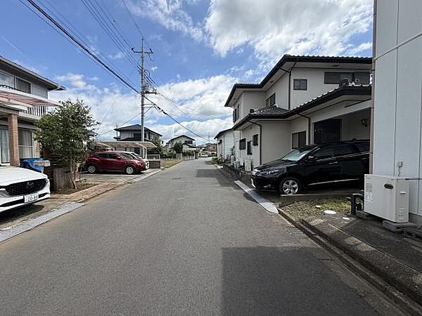 前面道路はしっかりと舗装されておりすっきりとした街並みが広がっています。車の出入りもしやすい造りです。周辺には住宅が並び落ち着いた雰囲気です。電線や設備もしっかり整備されています。