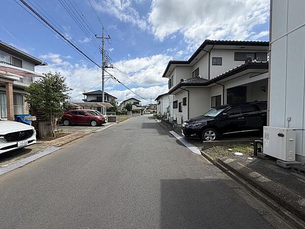 前面道路はしっかりと舗装されておりすっきりとした街並みが広がっています。車の出入りもしやすい造りです。周辺には住宅が並び落ち着いた雰囲気です。電線や設備もしっかり整備されています。