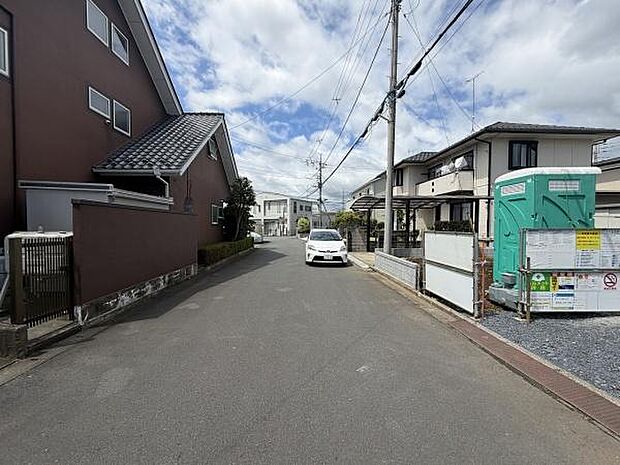 前面道路は車の通行にゆとりがあり落ち着いた住宅地の雰囲気が特徴です。現地周辺は整然とした街並みで暮らしやすい印象を持っています。歩道も確保されておりお子様やご高齢の方にも配慮された環境です。