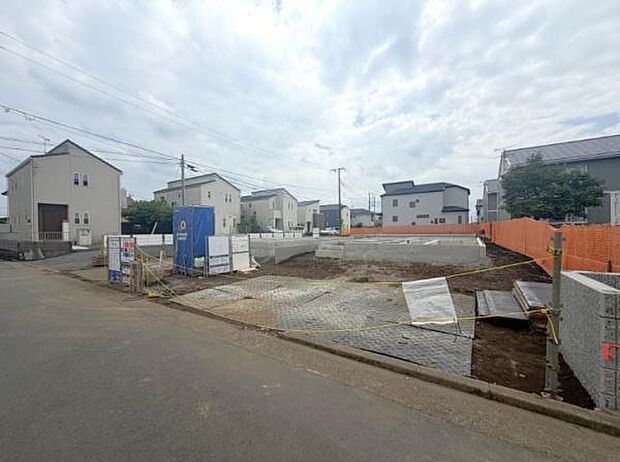 閑静な住宅街に位置し落ち着いた雰囲気が魅力の現地写真です。前面道路は広く見通しが良いので車の出入りも安心です。周辺には新しい住宅が建ち並んでおり開放感のある区画です。