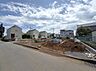 その他：前面道路が広く車の出し入れがしやすい現地写真です。周囲には住宅が並び整った街並みが見受けられます。開放感のある現地風景が印象的です。建築が進む様子も確認できます。空の広がりが感じられます。