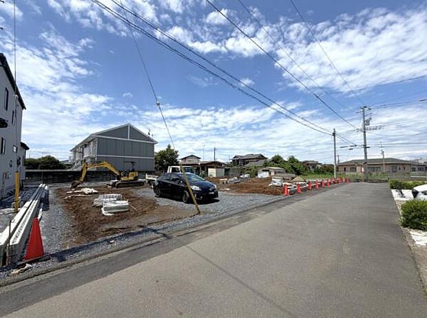 現地の様子がしっかりとわかる前面道路の写真です。ゆとりのある幅員が確保されているので車の出し入れも安心です。周囲には住宅が広がり落ち着いた街並みが感じられます。