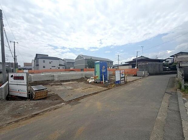 前面道路が広く車の出入りがしやすい現地写真です。現地状況が一目で分かりやすく周辺の住宅街の様子も確認できます。