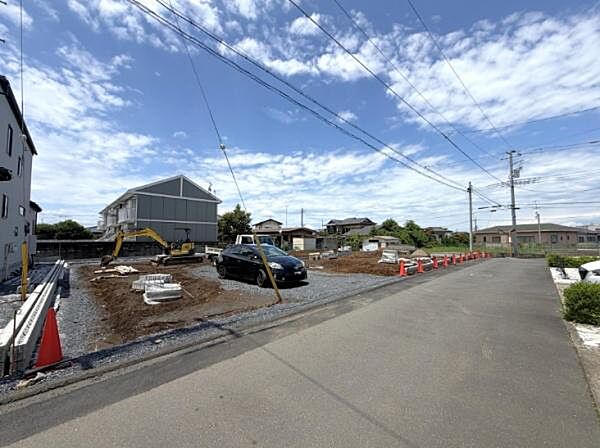前面道路は見通しが良くゆとりのある幅員が確保されています。周辺は開放的な雰囲気が感じられます。現地は日当たりの印象も良好です。建築作業も進行中で敷地の様子が確認しやすい状況です。