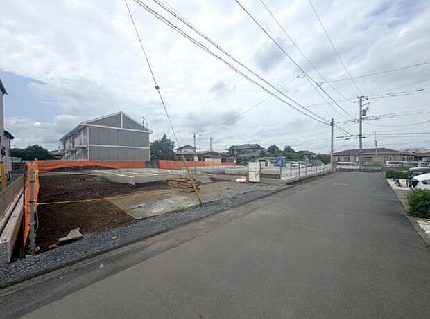 現地写真からは敷地と前面道路の広さが感じられます。周辺は見晴らしが良く開放感があります。整備された道路により車の出入りもスムーズです。周囲には住宅が立ち並び暮らしやすい環境です。
