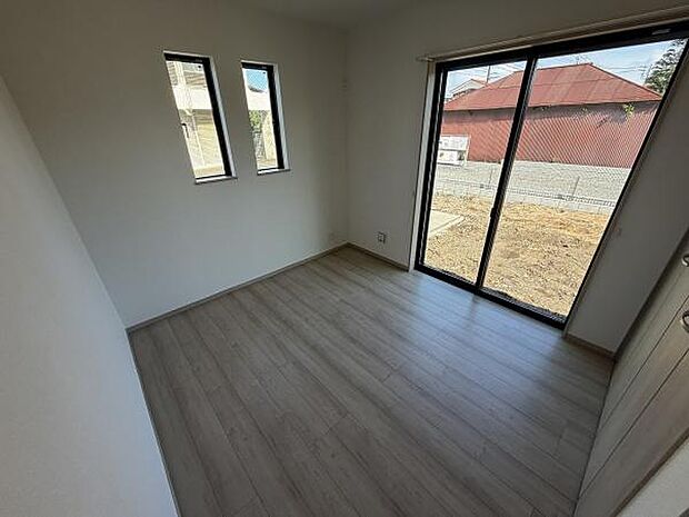 大きな窓から自然光がたっぷり入る明るい子供部屋です。ナチュラルなフローリングがお部屋全体をすっきりと見せます。シンプルな内装で家具のレイアウトもしやすい空間です。