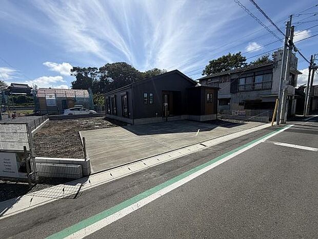 ゆとりのある駐車場スペースが備わっています。コンクリート舗装で車の出入りもスムーズに行えます。前面道路が広く駐車がしやすい環境です。建物と一体感のある外観が特徴です。