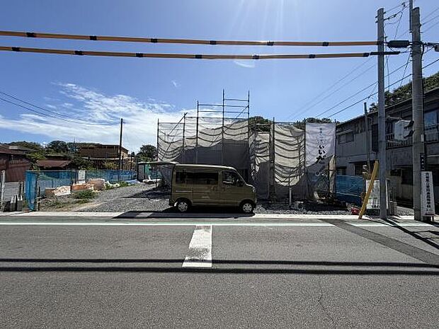 前面道路が広々としており車の出入りがしやすい立地です。日当たりも良く開放的な雰囲気が感じられます。建築中のため新築をお探しの方におすすめの現場です。周囲の環境も落ち着いています。