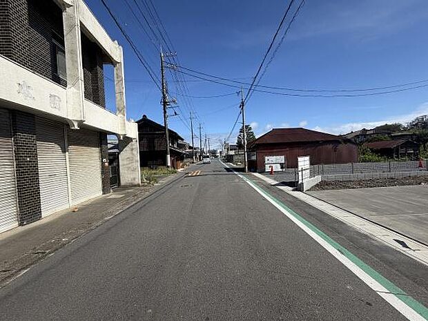 前面道路は幅員が広く車の通行もスムーズです。周辺は落ち着いた街並みが広がっています。歩道も整備されており自転車の利用にも便利です。空が広く開放感があります。