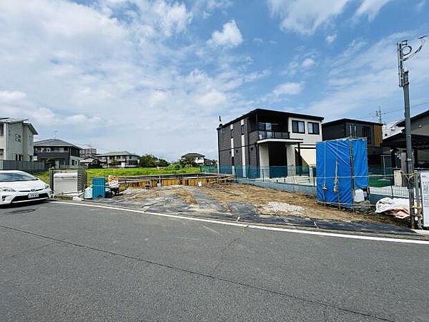 前面道路がしっかり舗装されており車の出入りもスムーズに行えます。周囲には住宅が立ち並び整った街並みが感じられます。現地は建築中ですが開放感のある立地です。周辺環境も落ち着いた雰囲気です。
