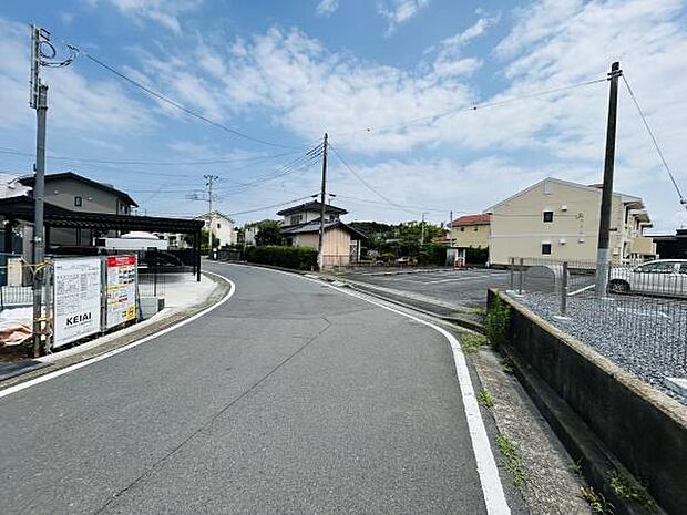 開放感のある前面道路が広がり周囲は閑静な住宅街です。現地は日当たりもしっかり確保できる立地となっています。交通量も比較的少なく落ち着いた環境が広がります。
