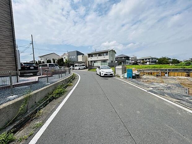 前面道路は幅にゆとりがあり車の通行もスムーズです。周辺は住宅が立ち並び落ち着いた雰囲気が感じられます。現地には工事中のスペースもありこれからの発展が期待できます。