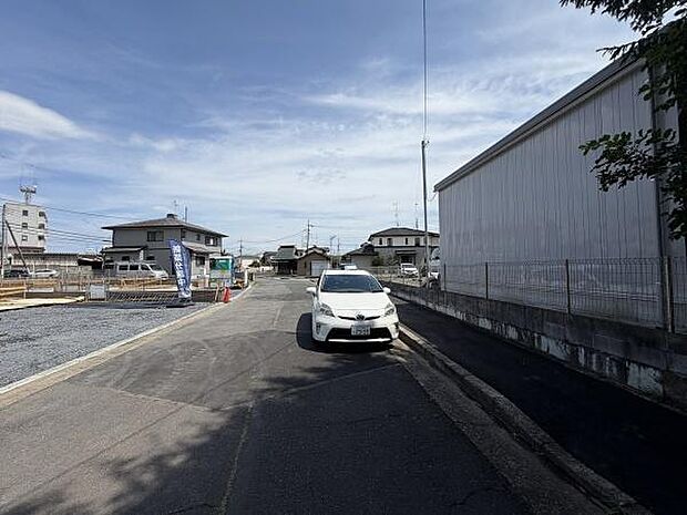 現地写真では見通しの良い前面道路が広がり車の進入や通行もスムーズな印象です。住宅街の落ち着いた雰囲気が感じられ暮らしやすさを想像させます。