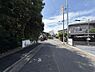 その他：前面道路はしっかりと舗装されており歩道も設けられています。周辺には住宅が立ち並び整然とした街並みが印象的です。ゆとりのある幅員で車の出入りもスムーズに行えます。電柱や配線も整備されています。