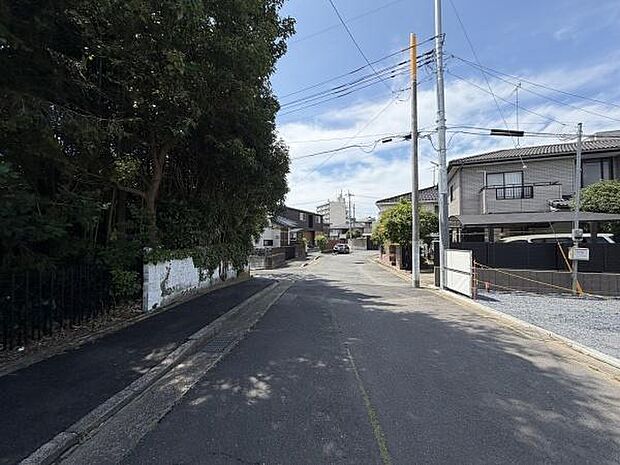 前面道路はしっかりと舗装されており歩道も設けられています。周辺には住宅が立ち並び整然とした街並みが印象的です。ゆとりのある幅員で車の出入りもスムーズに行えます。電柱や配線も整備されています。