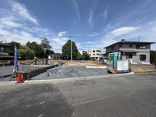 広々とした更地で建築計画の自由度が高い土地です。周囲には住宅が立ち並び落ち着いた環境が広がっています。前面道路が広いため車の出し入れもスムーズです。日当たりも良好な印象を受けます。