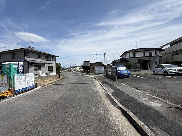 周辺には整った街並みが広がりゆったりとした前面道路が印象的です。道路は幅員も十分で車の出入りもスムーズに行えます。現地の様子が分かりやすく安心してご検討いただけます。