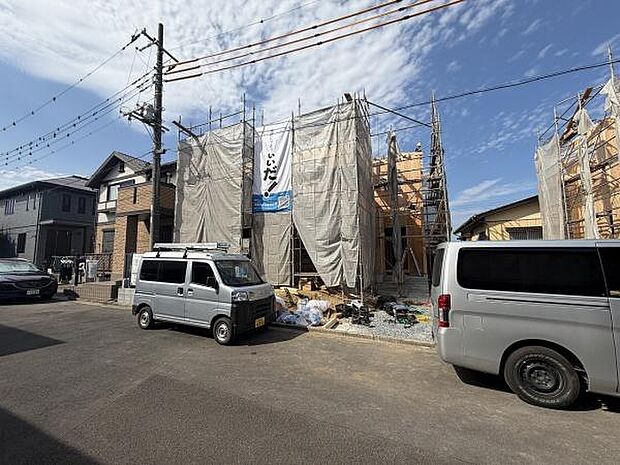 建築中の物件が並ぶ住宅街の一角です。周囲には同様の新築住宅が立ち並んでいます。車両も複数台停められる道路幅が確保されています。閑静な雰囲気が感じられる住環境です。