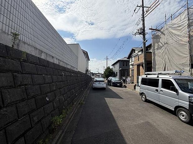 前面道路はしっかり舗装されており車の通行もスムーズです。現地周辺には住宅が並び落ち着いた雰囲気が感じられます。電柱や電線も整然としており日当たりも良好です。建物は新旧が混在し現地の特長を確認できます。