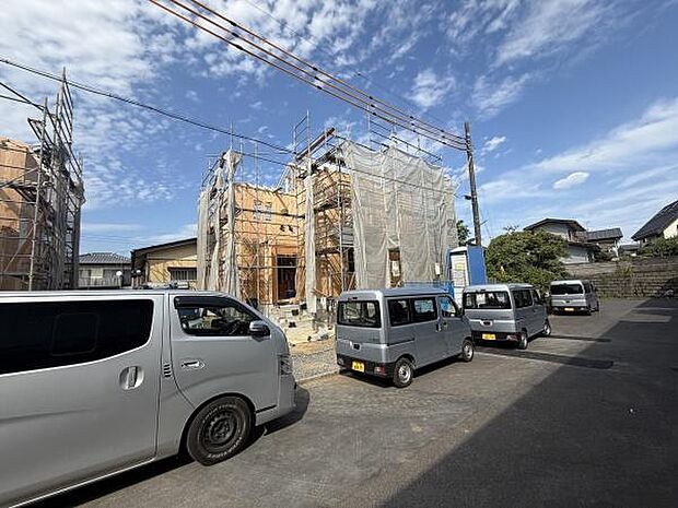 新築工事中の建物が立ち並び住まいづくりの進行状況を確認できます。敷地周辺には複数の車が並びアクセスのしやすさを感じさせる現場です。建築中の様子から今後の仕上がりにも期待が持てます。