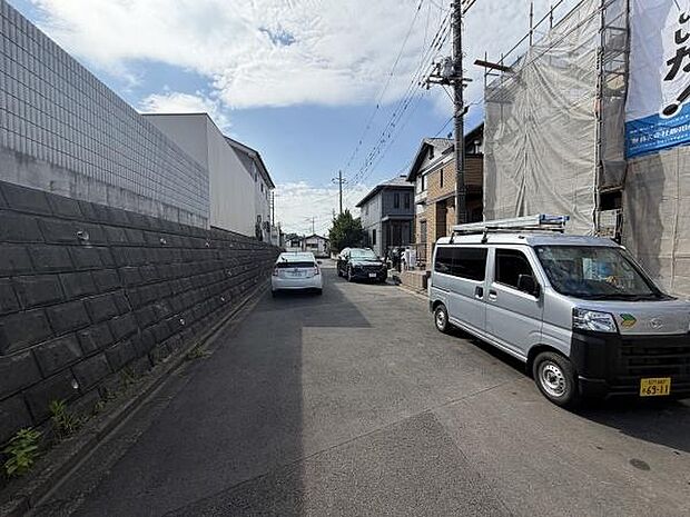 現地写真から前面道路の様子がしっかり確認できます。車通りも比較的落ち着いており静かな雰囲気が感じられます。周辺は戸建てが立ち並ぶエリアで住宅街の魅力が伝わります。