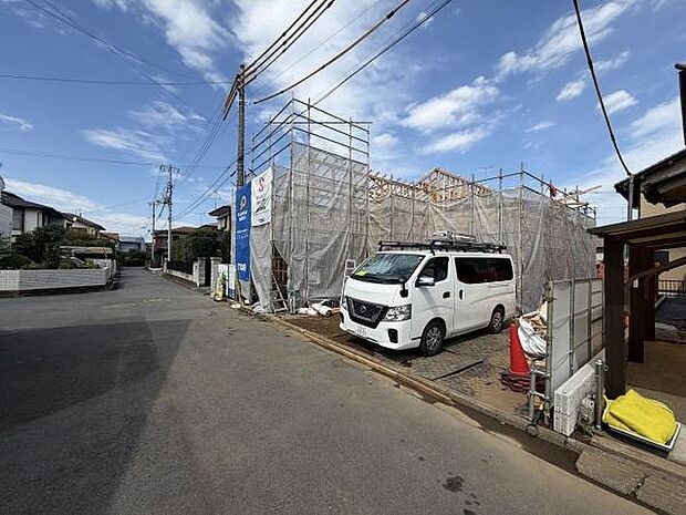 現在建築中の物件で新たな生活が始められます。閑静な住宅街の一角に位置し周囲には落ち着いた雰囲気が広がっています。前面道路も広く車の出し入れもしやすい立地です。