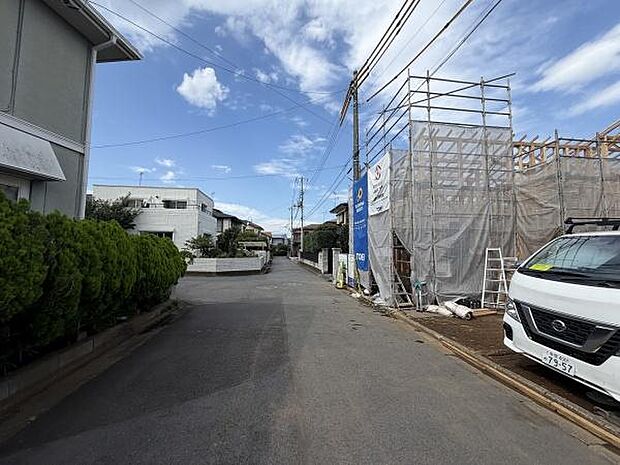 前面道路は幅が広く車の出入りがしやすそうです。周辺は静かな住宅街の雰囲気が感じられます。建築中の新しい住まいが右手に見え今後の発展も期待できそうです。空が広く開けており開放感のあるロケーションです。