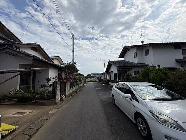 閑静な住宅街に位置し前面道路は車通りが少なく落ち着いた雰囲気です。きちんと整備された道路沿いには植栽があり住環境が整っています。周囲の建物も手入れがされていて清潔感があります。