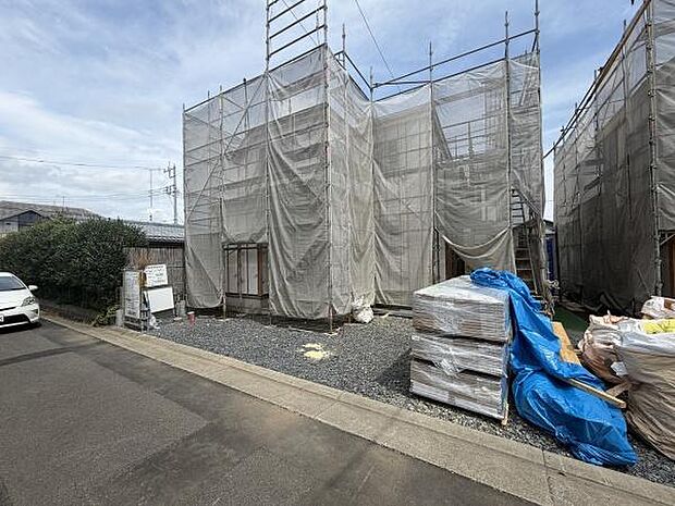 建築中の外観が公開されています。住宅街の一角に位置し周囲との調和が感じられる雰囲気です。前面道路も広く車の出入りがしやすい場所となっています。建物の存在感があり今後の完成が楽しみです。